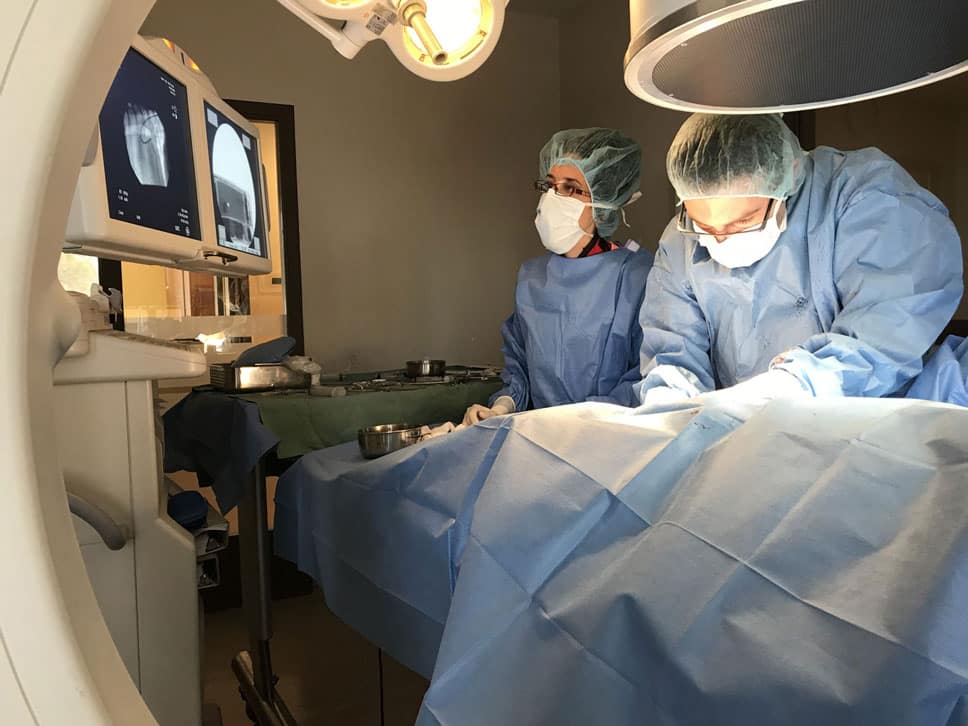 Chirurgiens procédant à une opération cardiologique